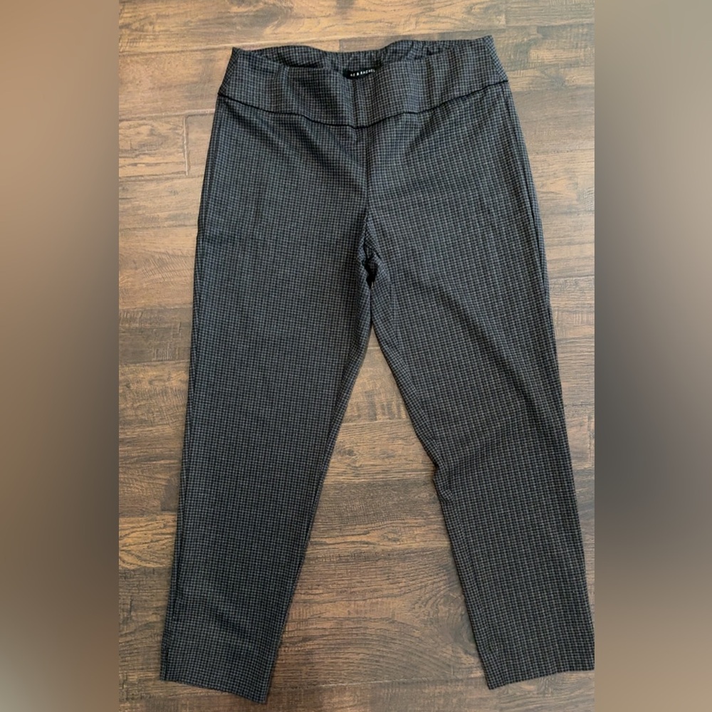 Ladies black/gray printed pull on ankle pants